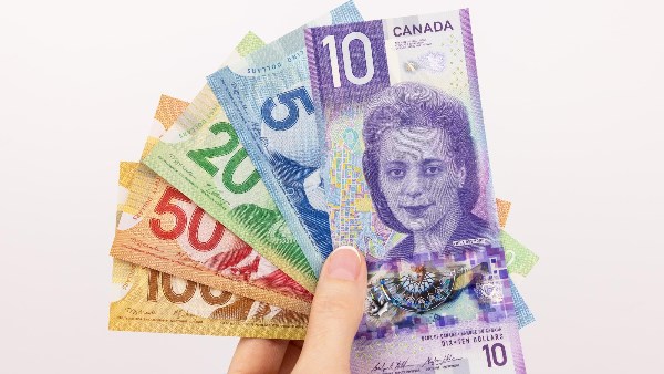 ارتفاع الدولار الكندي لأعلى مستوى في شهر بعد فتح مضيق هرمز