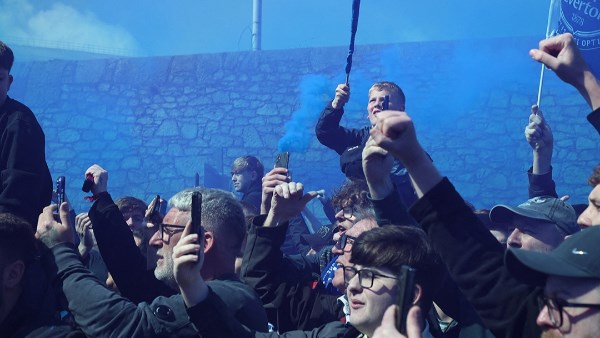 استقبال جماهيري حماسي لإيفرتون قبل ديربي الميرسيسايد