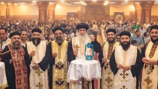 استقبال قنديل النور المقدس في مطرانية شرق المنيا
