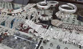 استقرار أسعار الفضة محليًا مع ارتفاع عالمي للأونصة