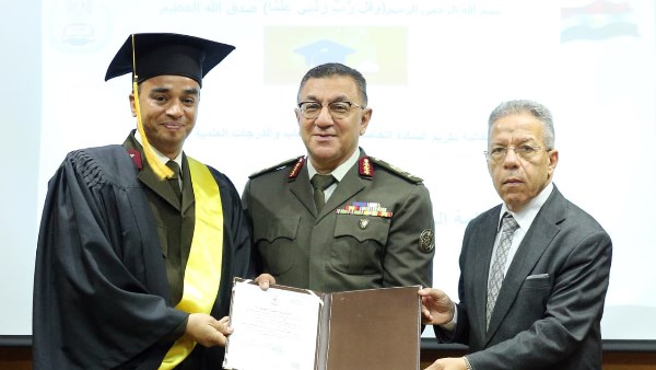 الأكاديمية الطبية العسكرية تكرم الأطباء وتوزع الشهادات العلمية