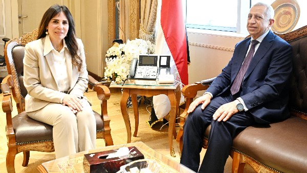 الإسكان والأكاديمية العربية يبحثان تعزيز التعاون المشترك