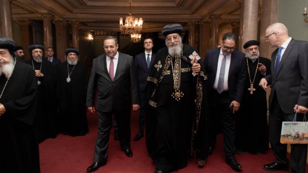 البابا تواضروس يزور القنصلية المصرية في إسطنبول ويلتقي بطريرك القسطنطينية