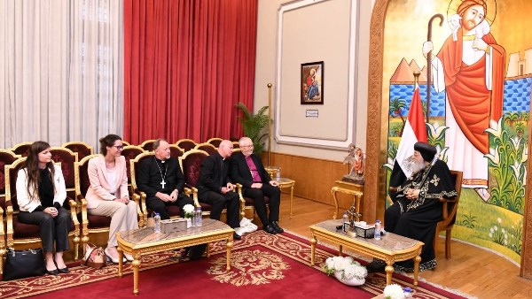 البابا تواضروس يستقبل الأمين العام لمجلس كنائس المجر