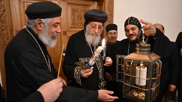 البابا تواضروس يستقبل النور المقدس في المقر البابوي بالقاهرة