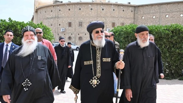 البابا تواضروس يهنئ رهبان دير مقاريوس بعيد القيامة