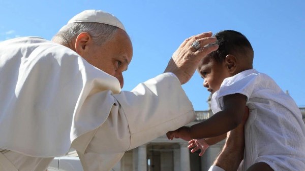 البابا لاون يؤكد أن زيارته لإفريقيا تعكس رسالة سلام