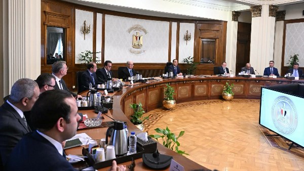 الحكومة تعلن وقف قرار غلق المحال والمطاعم 11 مساء