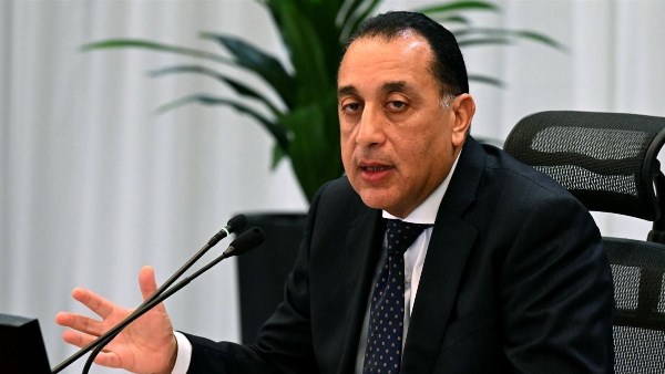 الحكومة تقرر إنهاء قرار غلق المحلات والمطاعم