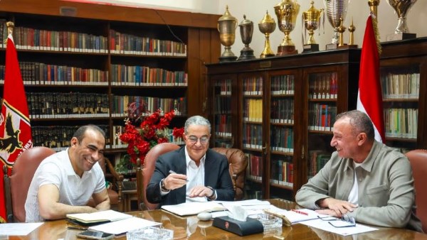الخطيب يقود إعادة هيكلة شاملة في الأهلي لقطاع الكرة