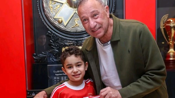 الخطيب يكرّم الطفل سليم أسامة لدعمه سيدات طائرة الأهلي