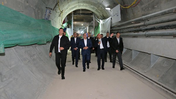 الرئيس السيسي: نسابق الزمن لتطوير النقل الذكي في محطة الأهرامات