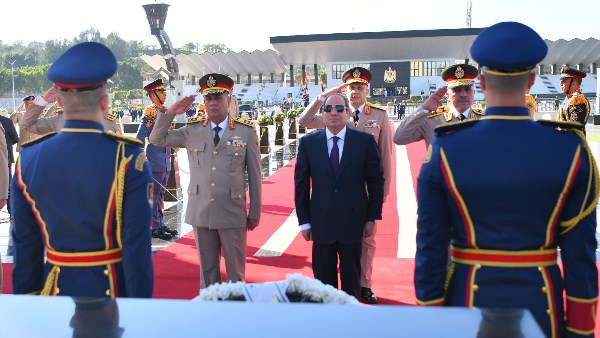 الرئيس السيسي يضع إكليلا من الزهور على النصب التذكاري لشهداء القوات المسلحة