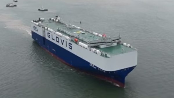 الصين تطلق أكبر ناقلة سيارات تعمل بالطاقة النظيفة