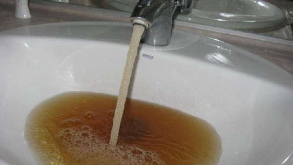 القابضة لمياه الشرب تستجيب لشكاوى أهالي المعتمدية حول تلوث المياه