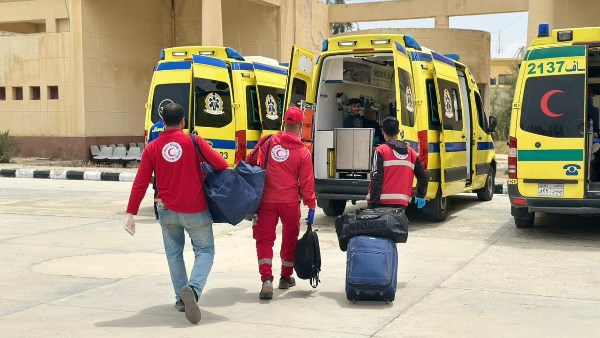 الهلال الأحمر يرسل 4685 طنًا من المساعدات الغذائية والإغاثية