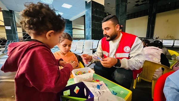 الهلال الأحمر يرسل 5,480 طناً من المساعدات إلى غزة