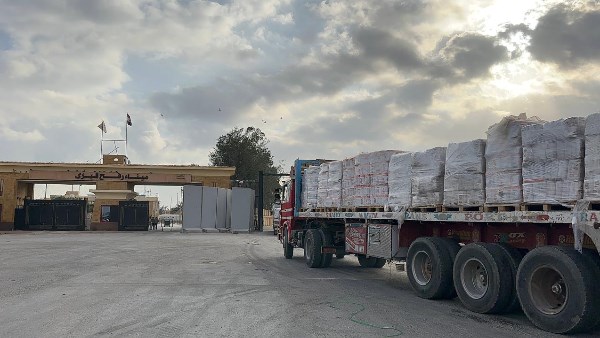 الهلال الأحمر يرسل قافلة «زاد العزة» الـ 180 بمساعدات 4 آلاف طن