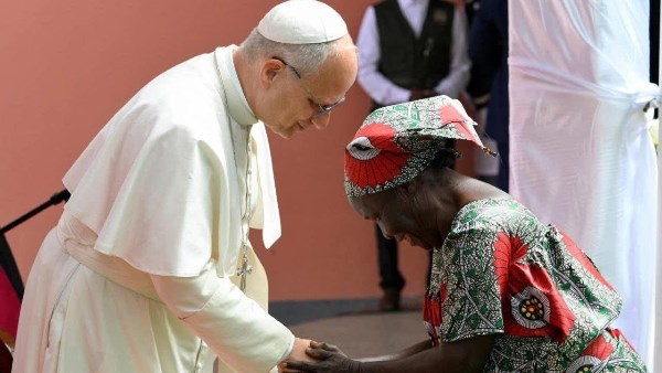 بابا الفاتيكان في أنجولا: رعاية كبار السن تعكس الحكمة الإنسانية