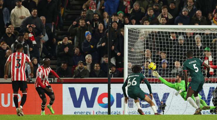 برينتفورد وفولهام ينهيان الشوط الأول بالتعادل السلبي