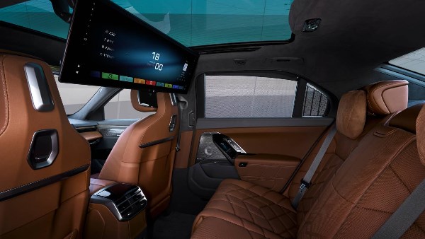 بي إم دبليو تطرح شاشة سينما كبيرة في سيارة X7 2027