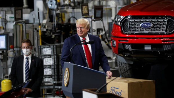 ترامب يتيح لشركات السيارات تصنيع الأسلحة