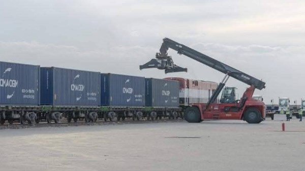 تفاصيل العمل في ميناء أكتوبر الجاف تعكس طفرة في النقل