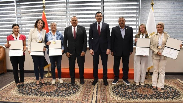 تكريم وزير الشباب والرياضة لبطلات مصر في سباحة الزعانف