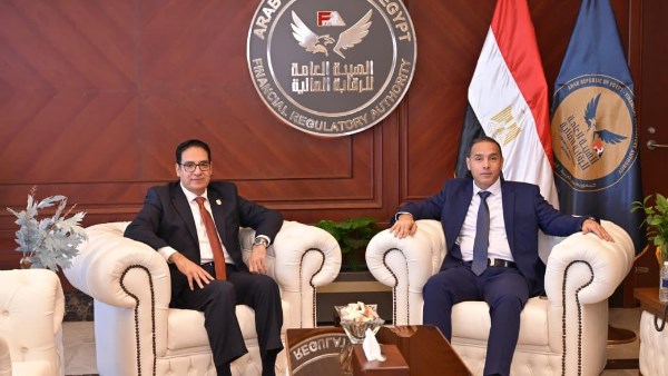 جامعة القاهرة الأهلية تنظم زيارة لهيئة الرقابة المالية لتعزيز جاهزية الطلاب