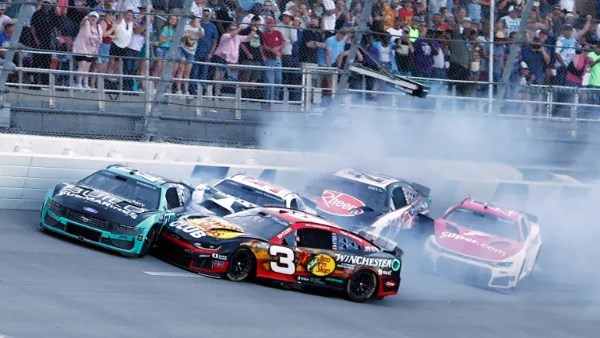 حادث جماعي ي disrupt سباق ناسكار في أمريكا