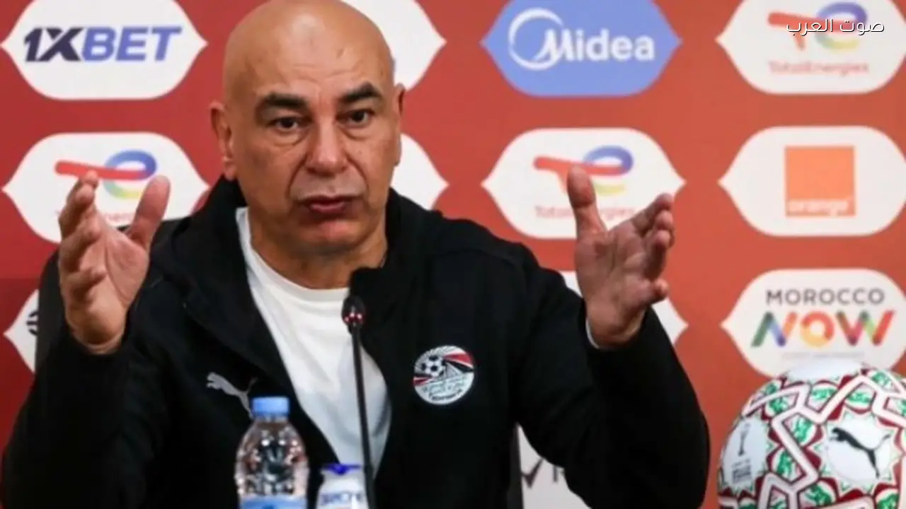 حسام حسن يتابع مباراة الأهلي والزمالك في القمة 132