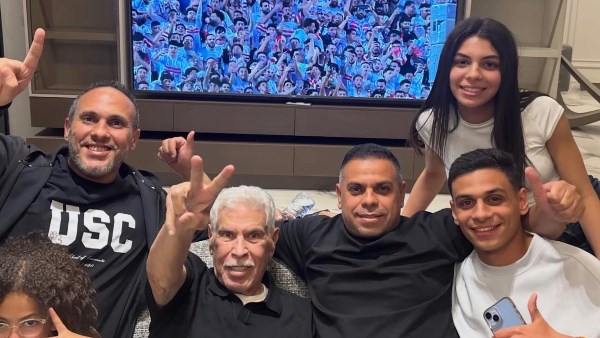 حسن شحاتة يحتفل بفوز الزمالك على بيراميدز مع عائلته