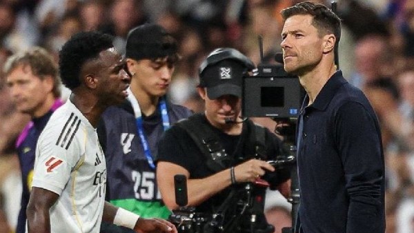 خلاف جديد بين تشابي ألونسو وفينيسيوس في الكلاسيكو ضد برشلونة