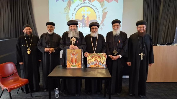 رئيس الدير المحرق يحضر اجتماع الأسرة بكنيسة البابا أثناسيوس في ملبورن