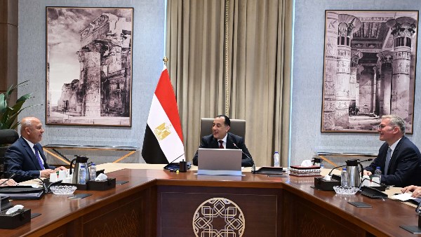 رئيس الوزراء يتابع ترشيد استهلاك البترول في مشروعات حكومية