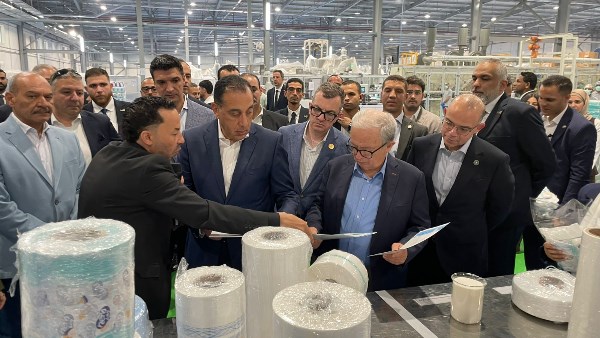 رئيس الوزراء يزور مصنع إنتاج المواد الورقية في مصر
