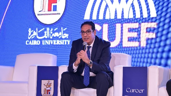 رئيس جامعة القاهرة يلتقي الطلاب في ختام ملتقى التوظيف
