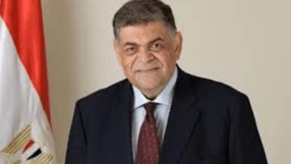 رئيس جامعة القاهرة يهنئ أشرف حاتم بانتخابه في لجنة الصحة الدولية