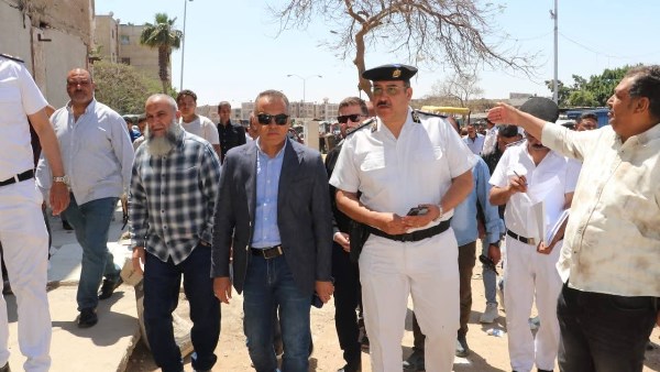 رئيس جهاز 6 أكتوبر يزيل الوحدات المخالفة في الحي السادس