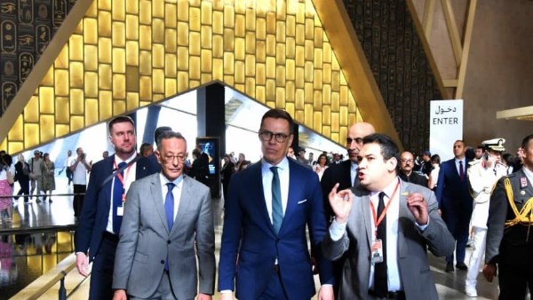 رئيس فنلندا يتفقد المتحف المصري الكبير وأهرامات الجيزة