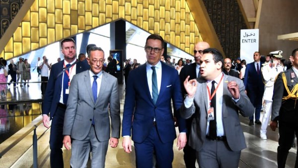 رئيس فنلندا يزور المتحف المصري وأهرامات الجيزة