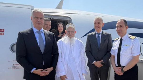 رئيس مصر للطيران يودع سلطان البهرة بمطار القاهرة