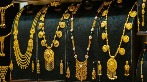 سعر ذهب عيار 21 يستقر عند 7030 جنيها بعد تعاملات المساء