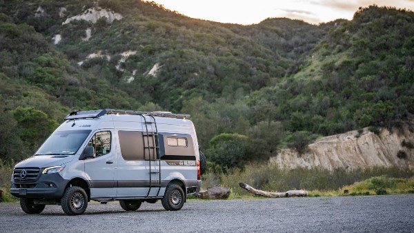 شاحنة مرسيدس تصبح منزلًا متنقلًا بسعر 219 ألف دولار