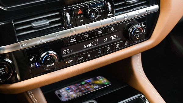 شركات السيارات تعيد الأزرار بعد تراجع الشاشات