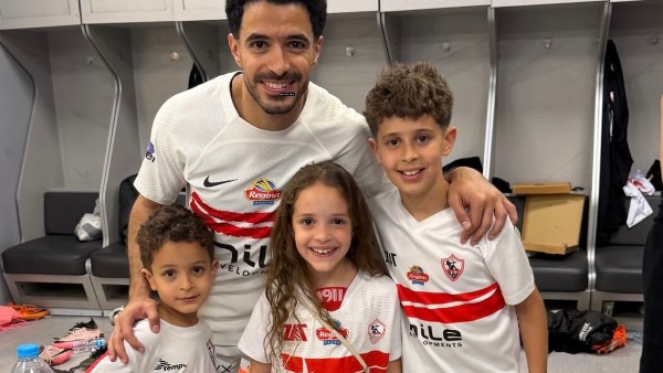 عمر جابر يحتفل بفوز الزمالك على بيراميدز مع أبنائه