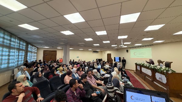 عميدة آداب عين شمس: الهلال الأحمر المصري يدعم المتضررين بفعالية