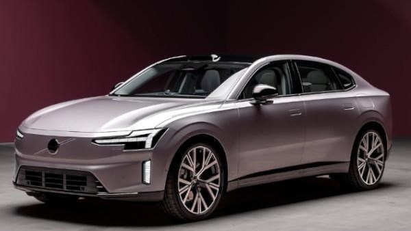 فولفو تكشف عن إي إس 90 الكهربائية موديل 2026