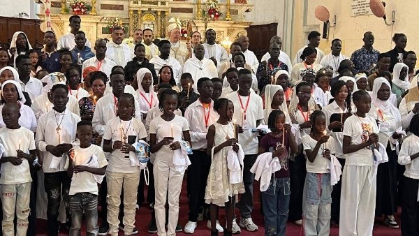 قداس احتفالي بكاتدرائية القديسة كاترين بالإسكندرية مع المعمدين الجدد