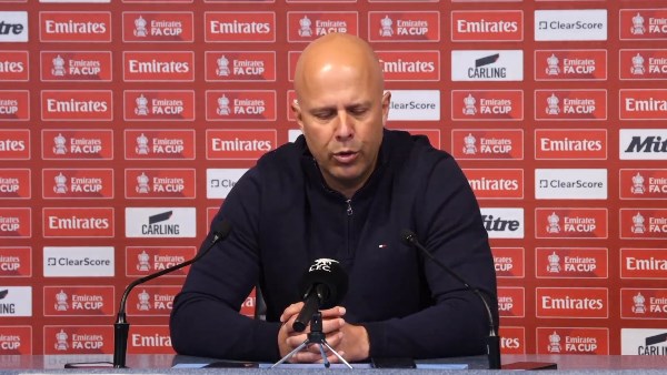 ليفربول يبحث إمكانية استمرار سلوت مع الفريق